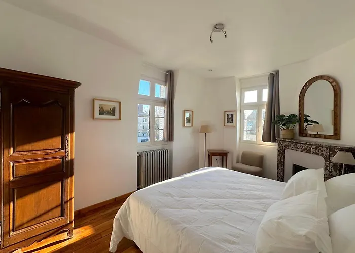 Chopins In The Heart Of Historic District Senlis (Oise)